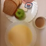 ŚNIADANIE: Kasza kukurydziana na mleku 300 ml Kawa zbożowa z mlekiem z/c 250 mL Chleb mieszany pszenno-żytni 100 g Chleb Graham 30 g Masło porcjowane 10g (82% tł.) 2 szt Szynka Piastowska- wp., wędzona, parzona z dod. b.sojowego i wody 40 g Jabłko 1 szt 1 szt