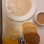 ŚNIADANIE: Płatki owsiane na mleku 300 ml Chleb mieszany pszenno-żytni 100 g Chleb Graham 30 g Masło porcjowane 10g (82% tł.) 2 szt Twarożek z natką pietruszki 100 g Papryka świeża 100 g Kawa zbożowa z mlekiem z/c 250 ml