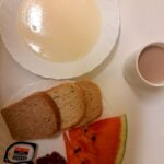 ŚNIADANIE: Kasza manna na mleku 300 ml Chleb mieszany pszenno-żytni 100 g Chleb Graham 30 g Masło porcjowane 10g (82% tł.) 2 szt Dżem 50 g Arbuz 200 g Kakao z mlekiem z/c 250 ml