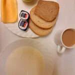 ŚNIADANIE: Ryż na mleku 300 ml Chleb mieszany pszenno-żytni 100 g Chleb Graham 30 g Masło porcjowane 10g (82% tł.) 2 szt Ser żółty 40 g Jabłko 1 szt 1 Kawa zbożowa z mlekiem z/c 250 ml