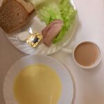 Śniadanie: Kasza kukurydziana na mleku 400 ml Chleb mieszany pszenno-żytni 100 g Chleb Graham 30 g Masło porcjowane 10g (82% tł.) 2 szt Schab Ojca Grzegorza-wędlina wieprzowa 40 g Sałata lodowa 35 g Kawa zbożowa z mlekiem z/c 250 ml