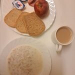 Śniadanie: Płatki jęczmienne na mleku 300 ml (MLE, GLU JĘCZ,) Kawa zbożowa z mlekiem z/c 250 ml (MLE, GLU ŻYT, GLU JĘCZ,) Chleb mieszany pszenno-żytni 100 g (GLU PSZ, GLU ŻYT,) Chleb Graham 30 g (GLU PSZ,) Masło porcjowane 10g (82% tł.) 2 szt (MLE,) Szynka rodzinna-wędzonka wieprzowa,wędzona,parzona z wodą dodaną. 40 g Jabłko 150 g