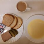 ŚNIADANIE: Kasza kukurydziana na mleku 300 ml Kawa zbożowa z mlekiem z/c 250 ml Chleb mieszany pszenno-żytni 100 g Chleb Graham 30 g Masło porcjowane 10g (82% tł.) 2 szt Pasztet Ciechanowski-Pasztet drobiowy z dodatkiem surowców wieprzowych pieczony 80 g Ogórek konserwowy 100 g