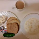 Śniadanie: Zacierka na mleku 300 ml Kawa zbożowa z mlekiem z/c 250 ml Chleb mieszany pszenno-żytni 100 g Chleb Graham 30 g Masło porcjowane 10g (82% tł.) 2 szt Pasta z twarogu ze szczypiorkiem 100 g Ogórek świeży 100 g