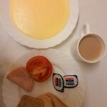 ŚNIADANIE: Kasza kukurydziana na mleku 300 ml Kawa zbożowa z mlekiem z/c 250 ml Chleb mieszany pszenno-żytni 100 g Chleb Graham 30 g Masło porcjowane 10g (82% tł.) 2 szt Szynkowa dębowa drobiowa kiełbasa grubo rozdrobniona 40 g Pomidor 100 g