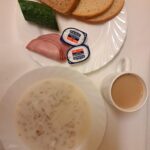ŚNIADANIE: Płatki jęczmienne na mleku 300 mL Kawa zbożowa z mlekiem z/c 250 ml Chleb mieszany pszenno-żytni 100 g Chleb Graham 30 g Masło porcjowane 10g (82% tł.) 2 szt Szynkowa dębowa kieł.wp.gr.rozd.wędz.parzo.z dodat.wody w osł.niejad 40 g Ogórek świeży 100 g