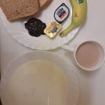 ŚNIADANIE: Zacierka na mleku 300 ml Kakao z mlekiem z/c 250 ml Chleb mieszany pszenno-żytni 120 g Chleb Graham 30 g Masło porcjowane 10g (82% tł.) 2 szt Powidła śliwkowe 50 g Banan 1szt