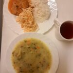 OBIAD: Brokułowa z ziemniakami 500 ml Ryż na sypko 200 g Bitka z szynki wieprzowej duszona 100 g Sos meksykański 100 g Surówka z selera i jabłka z olejem 200 g Kompot owocowy z jabłkami* z/c 250 ml