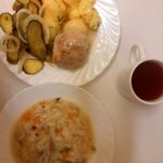 OBIAD: Pieczarkowa z makaronem 500 ml Ziemniaki gotowane 200 g Pulpet drobiowy 100 g Sos pietruszkowy 100 ml Ogórek kiszony z cebulką z olejem 200 g Kompot owocowy z jabłkami* z/c 250 ml