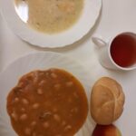 OBIAD: Barszcz biały z ziemniakami 500 ml Bułka pszenno-żytnia 50g 1 szt Fasolka po bretońsku 350 g Jabłko 150 g Kompot owocowy z jabłkami* z/c 250 ml