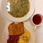 OBIAD: Szpinakowa z zacierką 500 ml Ziemniaki gotowane 250 g Ryba smażona 120 g ( Sałatka z kapusty czerwonej z olejem () 200 g Kompot owocowy z jabłkami* z/c 250 ml