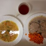 Obiad: Grochowa z ziemniakami 500 ml Kasza jęczmienna/sypko 200 g Pieczeń rzymska wieprzowa 100 g Sos pieczarkowy 100 ml Marchew gotowana z olejem 150 g Kompot owocowy z jabłkami* z/c 250 ml