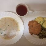 Obiad: Grysikowa 500 ml Ziemniaki gotowane 200 g Kotlet drobiowy panierowany z udźca 120 g Fasolka szparagowa z wody* 200 g Kompot owocowy z jabłkami* z/c 250 ml