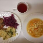 Obiad: Dyniowa z makaronem 500 ml Ziemniaki gotowane 250 g Ryba smażona (Morszczuk) 120 g Sałatka z kapusty czerwonej z olejem 200 g Kompot owocowy z jabłkami* z/c 250 ml