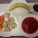 OBIAD: Barszcz czerwony z ziemniakami 500 ml Pierogi ukraińskie * 350 g Surówka z marchwi i selera z olejem 200 g Kompot owocowy z jabłkami* z/c 250 ml