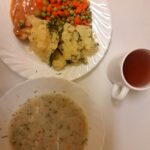 OBIAD: Jarzynowa z zacierką dieta 500 ml Ziemniaki gotowane 250 g Filet z kurczaka pieczony 100 g Sos pomidorowy 100 ml Marchew z groszkiem* 200 g Kompot owocowy z jabłkami* z/c 250 ml
