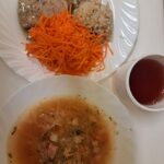 OBIAD: Kapuśniak z kapusty kiszonej 500 ml Kasza jęczmienna/sypko 200 g Pieczeń rzymska wieprzowa 100 g Sos koperkowy * 100 ml Surówka z marchwi z olejem b/c 200 g Kompot owocowy z jabłkami* z/c 250 ml