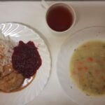 Obiad: Brokułowa z ziemniakami 500 ml Ryż na sypko 200 g Bitka z szynki wieprzowej duszona 100 g Sos meksykański 100 g Surówka z selera i jabłka z olejem 200 g Kompot owocowy z jabłkami* z/c 250 m