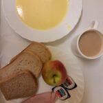 ŚNIADANIE: Kasza kukurydziana na mleku 300 ml kawa zbożowa z mlekiem z/c 250 ml Chleb mieszany pszenno-żytni 100 g Chleb Graham 30 g Masło porcjowane 10g (82% tł.) 2 szt Szynka Piastowska- wp., wędzona, parzona z dod. b.sojowego i wody 40 g Jabłko 1 szt