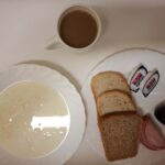 Śniadanie: Makaron na mleku 300 ml Chleb mieszany pszenno-żytni 100 g Chleb Graham 30 g Masło porcjowane 10g (82% tł.) 2 szt Szynkowa drobiowa-produkt drobiowy, grubo rozdrobniony, wędzony, parzony 40 g Kawa zbożowa z mlekiem z/c 250 ml Śliwka 120 g