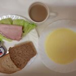 Śniadanie: Kasza kukurydziana na mleku 400 ml Chleb mieszany pszenno-żytni 100 g Chleb Graham 30 g Masło porcjowane 10g (82% tł.) 2 szt Schab Ojca Grzegorza-wędlina wieprzowa wędzona 40 g Sałata lodowa 35 g Kawa zbożowa z mlekiem z/c 250 ml