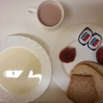 Śniadanie: Kasza manna na mleku 300 ml Kakao z mlekiem z/c 250 ml Chleb mieszany pszenno-żytni 100 g Chleb Graham 30 g Masło porcjowane 10g (82% tł.) 2 szt Dżem 50 g Śliwka 120 g