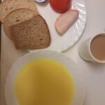 ŚNIADANIE: Kasza kukurydziana na mleku 300 ml Kawa zbożowa z mlekiem z/c 250 ml Chleb mieszany pszenno-żytni 100 g Chleb Graham 30 g Masło porcjowane 10g (82% tł.) 2 szt Szynkowa dębowa drobiowa kiełbasa grubo rozdrobniona 40 g Pomidor 100 g