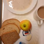 ŚNIADANIE: Płatki owsiane na mleku 300 ml Kawa zbożowa z mlekiem z/c 250 ml Chleb mieszany pszenno-żytni 100 g Chleb Graham 30 g Masło porcjowane 10g (82% tł.) 2 szt Serek fromage naturalny 80g -Górski przysmak 1 szt Jabłko 1 szt