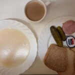 ŚNIADANIE: Kasza manna na mleku 300 ml Kawa zbożowa z mlekiem z/c 250 ml Chleb mieszany pszenno-żytni 100 g Chleb Graham 30 g Masło porcjowane 10g (82% tł.) 2 szt Kiebasa Żywiecka wieprzowa grubo rozdrobnio na wędzona parzona z dodatkiem białka wieprzowego 40 g Ogórek kiszony 100 g