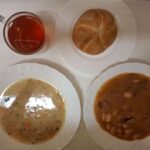 Obiad: Barszcz biały z ziemniakami 500 ml Bułka pszenno-żytnia 50g 1 szt Fasolka po bretońsku 350 g Jabłko 150 g Kompot owocowy z jabłkami* z/c 250 ml