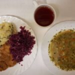 Obiad: Szpinakowa z zacierką 500 ml Ziemniaki gotowane 250 g Ryba smażona (Morszczuk) 120 g Sałatka z kapusty czerwonej z olejem 200 g Kompot owocowy z jabłkami* z/c 250 ml