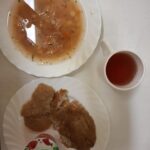 OBIAD: Kapuśniak z kapusty kiszonej 500 ml Zapiekanka z ryżu i jabłka 300 g Jogurt truskawkowy 100 g 1 szt Kompot owocowy z jabłkami* z/c 250 ml