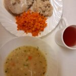 Obiad: Grochowa z ziemniakami 500 ml Kasza jęczmienna/sypko 200 g Pieczeń rzymska wieprzowa 100 g Sos pieczarkowy 100 ml Marchew gotowana z olejem 150 g Kompot owocowy z jabłkami* z/c 250 ml