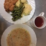 OBIAD: Grysikowa 500 ml Ziemniaki gotowane 200 g Kotlet drobiowy panierowany z udźca 120 g Fasolka szparagowa z wody* 200 g Kompot owocowy z jabłkami* z/c 250 ml