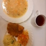 OBIAD: Kalafiorowa z ryżem 500 ml Ziemniaki gotowane 250 g Ryba smażona120 g Surówka z kapusty kiszonej z olejem 200 g Kompot owocowy z jabłkami* z/c 250 ml