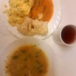 OBIAD: Brokułowa z ryżem 500 ml Ziemniaki gotowane 250 g Gulasz warzywny z ciecierzycą 200 g Kalafior gotowany* 200 g Kompot owocowy z jabłkami* z/c 250 ml