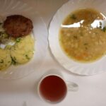 Obiad: Zupa z soczewicy i ziemniakami 500 ml Ziemniaki gotowane 250 g Kotlet mielony drobiowy 120 g Ogórek kiszony z cebulką z olejem 200 g Kompot owocowy z jabłkami* z/c 250 ml