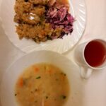 Obiad: Barszcz biały z ziemniakami 500 ml Risotto z mięsem wieprzowym i warzywami 350 g Sos pomidorowy 100 ml Surówka wykwintna z olejem b/c 200 g Kompot owocowy z jabłkami* z/c 250 ml