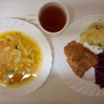 Obiad: Dyniowa z makaronem 500 ml Ziemniaki gotowane 250 g Ryba smażona (Morszczuk) 120 g Sałatka z kapusty czerwonej z olejem 200 g Kompot owocowy z jabłkami* z/c 250 ml