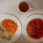 Obiad: Barszcz czerwony z ziemniakami 500 ml Pierogi ukraińskie * 350 g Surówka z marchwi i selera z olejem 200 g Kompot owocowy z jabłkami* z/c 250 ml