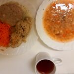 OBIAD: Kapuśniak z kapusty kiszonej 500 ml Kasza jęczmienna/sypko 200 g Pulpet wieprzowy 100 g Sos koperkowy * 100 ml Surówka z marchwi z olejem b/c 200 g Kompot owocowy z jabłkami* z/c 250 ml