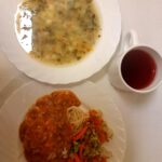 Obiad: Szpinakowa z ziemniakami 500 ml Makaron Spaghetti 200 g Sos boloński z mięsa wp 150 g Bukiet warzyw gotowanych królewski* 200 g Kompot owocowy z jabłkami* z/c 250 ml