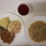 OBIAD: Krupnik jęczmienny 500 ml Ziemniaki gotowane 250 g Ryba smażona (Morszczuk) 120 g Surówka z kapusty białej z olejem 200 g Kompot owocowy z jabłkami* z/c 250 ml