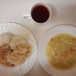 Obiad: Brokułowa z ziemniakami 500 ml Ryż na sypko 200 g Bitka z szynki wieprzowej duszona 100 g Sos meksykański 100 g Surówka z selera i jabłka z olejem 200 g Kompot owocowy z jabłkami* z/c 250 ml