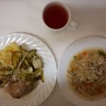 Obiad: Pieczarkowa z makaronem 500 ml Ziemniaki gotowane 200 g Pulpet drobiowy 100 g Sos pietruszkowy 100 ml Ogórek kiszony z cebulką z olejem 200 g Kompot owocowy z jabłkami* z/c 250 ml