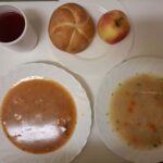 Obiad: Barszcz biały z ziemniakami 500 ml Bułka pszenno-żytnia 50g 1 szt Fasolka po bretońsku 350 g Jabłko 150 g Kompot owocowy z jabłkami* z/c 250 ml