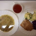 Obiad: Szpinakowa z zacierką 500 ml Ziemniaki gotowane 250 g Ryba smażona (Morszczuk) 120 g Sałatka z kapusty czerwonej z olejem 200 g Kompot owocowy z jabłkami* z/c 250 ml