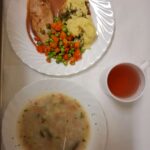 OBIAD: Jarzynowa z zacierką dieta 500 ml Ziemniaki gotowane 250 g Filet z kurczaka pieczony 100 g Sos pomidorowy 100 ml Marchew z groszkiem* 200 g Kompot owocowy z jabłkami* z/c 250 ml