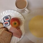 ŚNIADANIE: Kasza kukurydziana na mleku 300 ml Kawa zbożowa z mlekiem z/c 250 ml Chleb mieszany pszenno-żytni 100 g Chleb Graham 30 g Masło porcjowane 10g (82% tł.) 2 szt Szynka Piastowska- wp., wędzona, parzona z dod. b.sojowego i wody 40 g Jabłko 1 szt