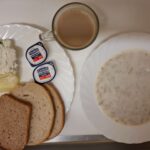 Śniadanie: Płatki owsiane na mleku 300 ml Chleb mieszany pszenno-żytni 100 g Chleb Graham 30 g Masło porcjowane 10g (82% tł.) 2 szt Twarożek z natką pietruszki 100 g Papryka świeża 100 g Kawa zbożowa z mlekiem z/c 250 ml